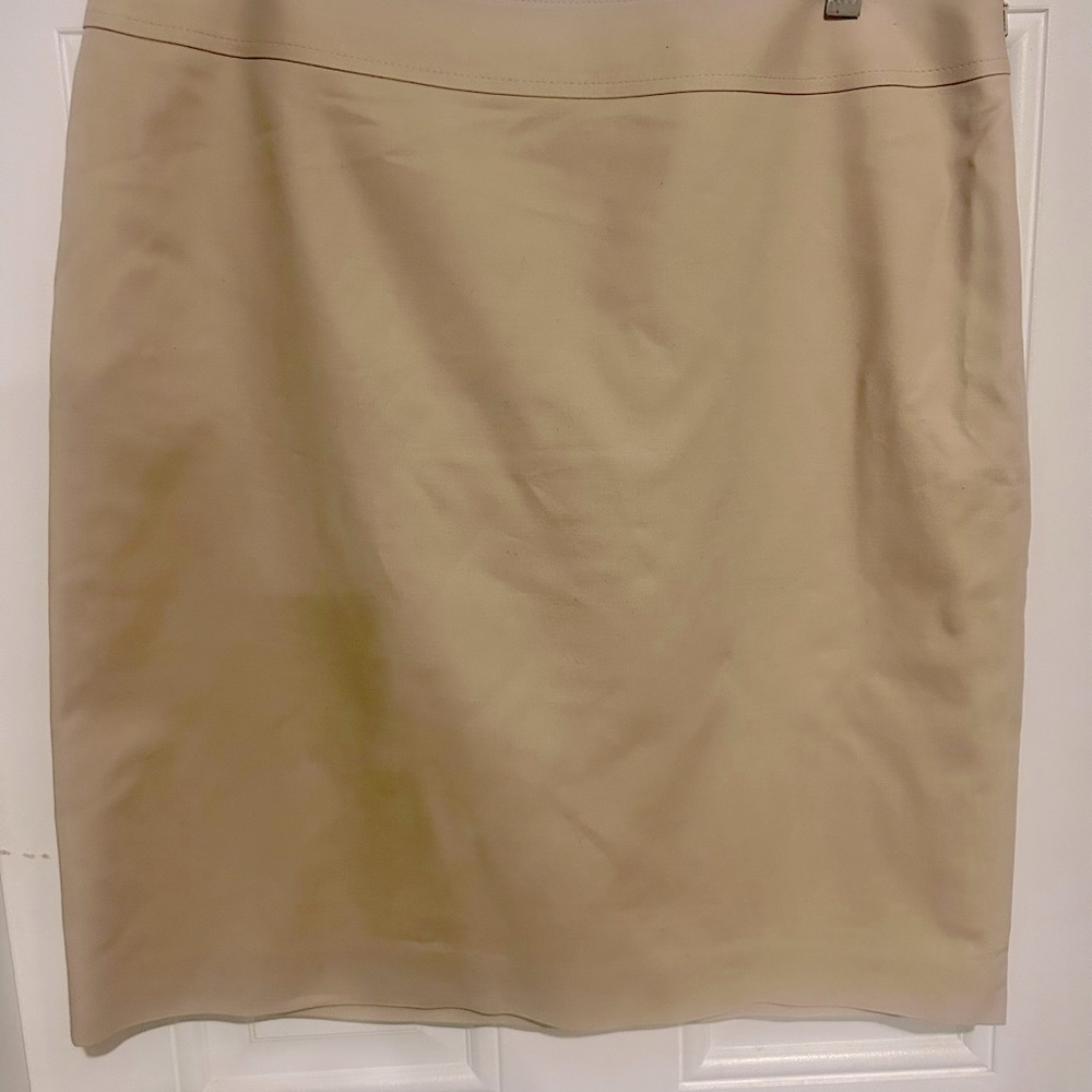 Halogen Flat front khaki skirt- size 12
Used, near perfect condition